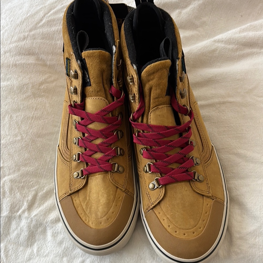 New w/t Vans Cold Weather Water proof boot/sneaker Men’s sz 8 -Woman’s sz 91/2
